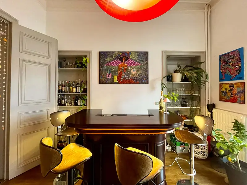 Bar van Villa O met gele krukken
