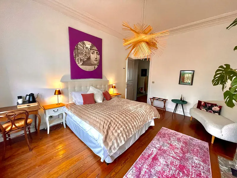 Kamer 1 met tweepersoonsbed en Art-Nouveau-raam