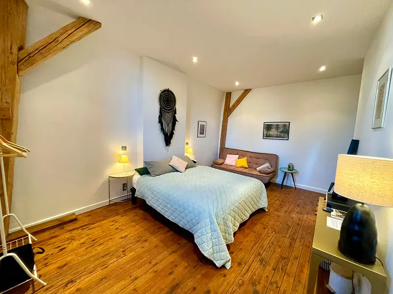 Kamer 3 met houten vloer en verhoogd bed