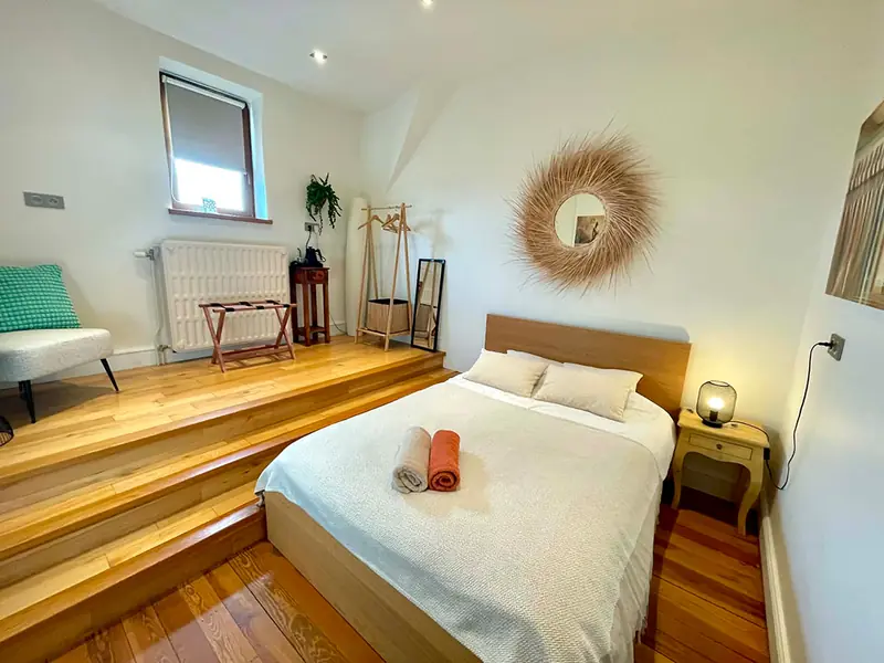 Kamer 5 met zonnespiegel en tuinzicht