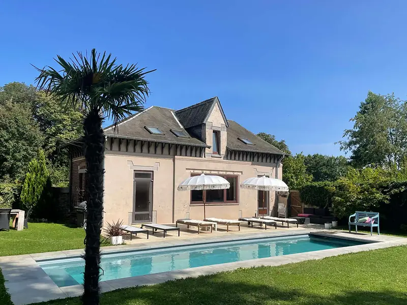 Het Poolhouse met palmboom aan het zwembad