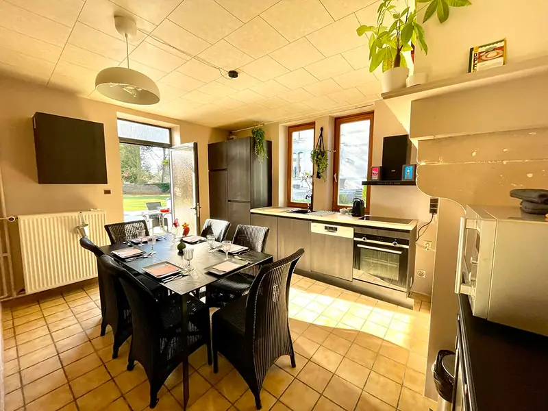 Keuken van het Poolhouse met tafel voor zes