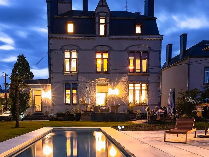Villa O bij avond, klaar voor een privé-evenement