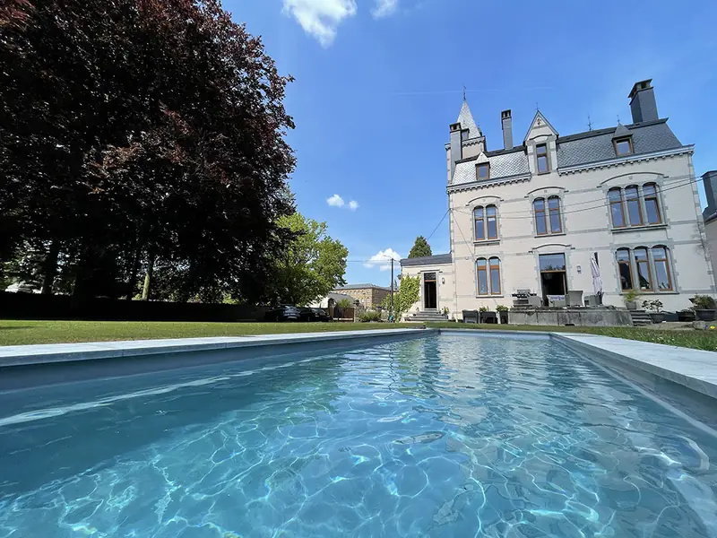 Tuin en zwembad van Villa O met ligbedden